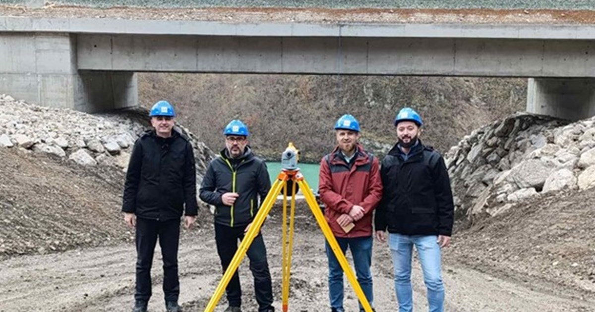 A professor from the Faculty of Civil Engineering at the Dzemal Bijedic University of Mostar, Djani Rahimic, with his colleagues, contributed to reconstruction of the damaged railway track in Jablanica.