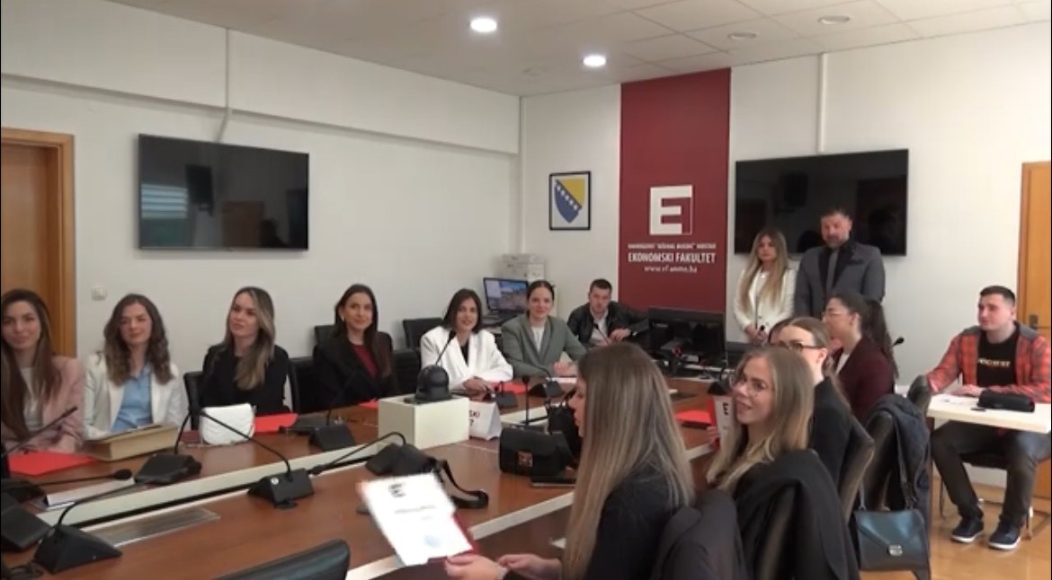 The Faculty of Economics organized a formal ceremony and presented the Dean's Award to students with the highest academic results.