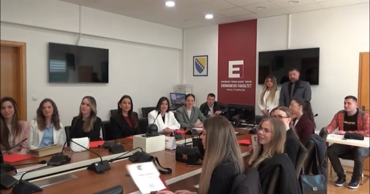 The Faculty of Economics organized a formal ceremony and presented the Dean's Award to students with the highest academic results.