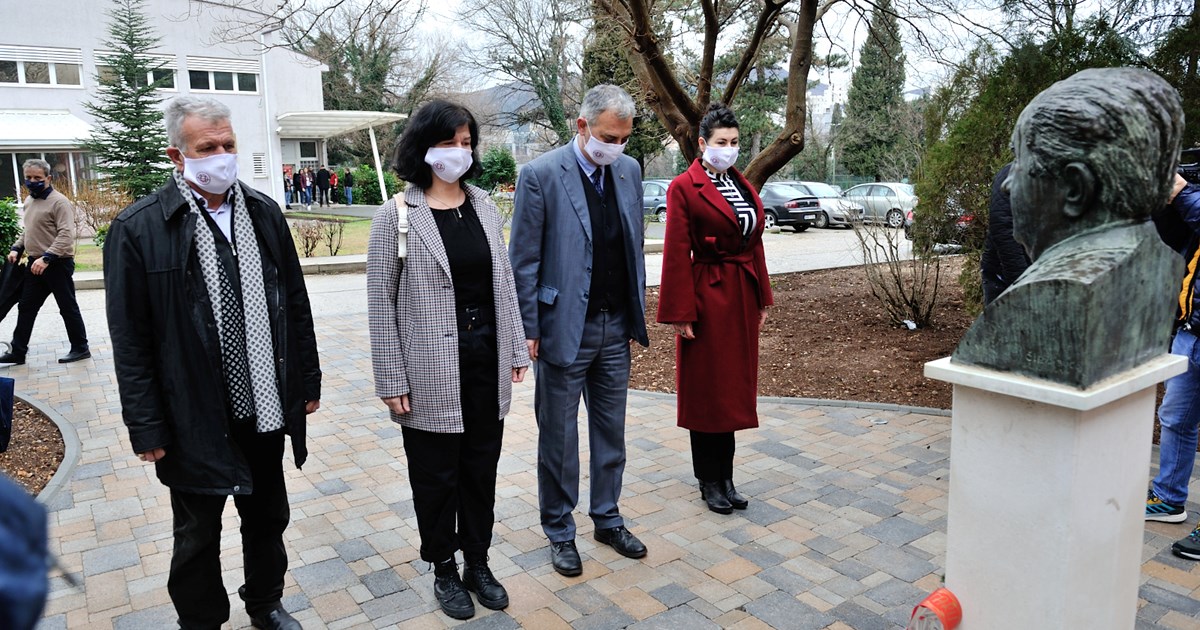 44 years of the University: Laying flowers at the bust of Dzemal Bijedic