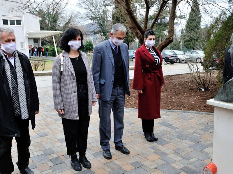 44 years of the University: Laying flowers at the bust of Dzemal Bijedic